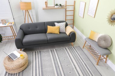 Rahat kanepe ve lambayla iç mekan şık.