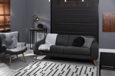 Şık bir oturma odası, rahat bir koltuk ve koltuğu var.