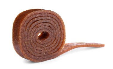 Lezzetli meyveli rulo beyaz üzerine izole