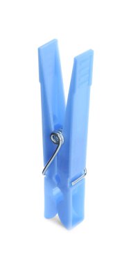 Parlak mavi plastik mandal beyaza izole edilmiş.