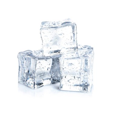 Su damlalı buz küpleri beyaza izole edilmiş.