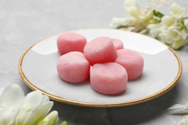 Délicieux Mochi Fleurs Sur Table Marbre Gris Clair Dessert Japonais — Photo