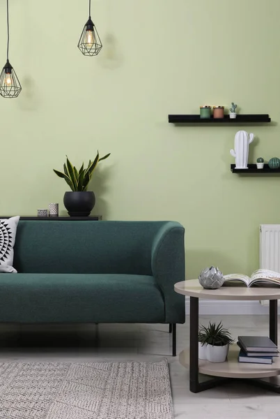 Sufragerie Elegantă Interior Canapea Verde Confortabilă Plantă Frumoasă — Fotografie, imagine de stoc