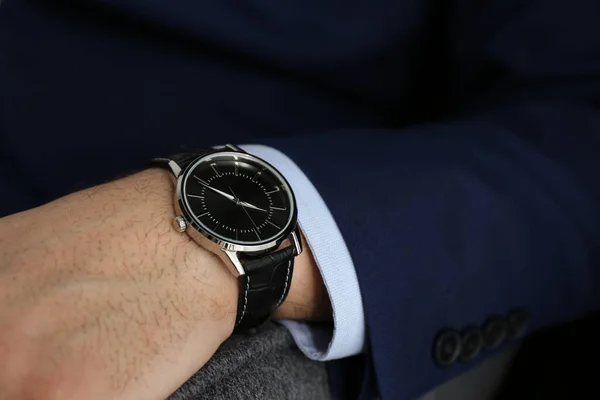 Geschäftsmann Jacke Mit Luxus Armbanduhr Nahaufnahme — Stockfoto