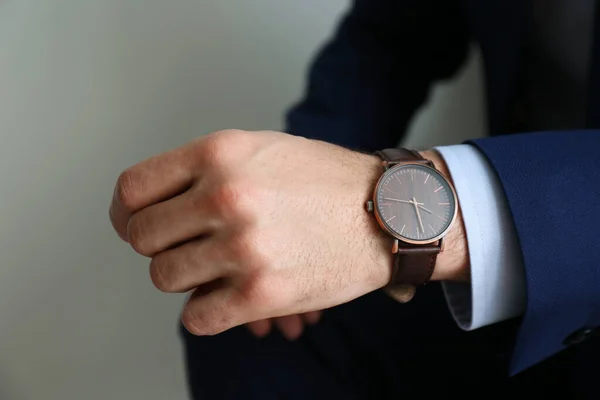 グレーの背景に高級腕時計を持つビジネスマン クローズアップ — ストック写真