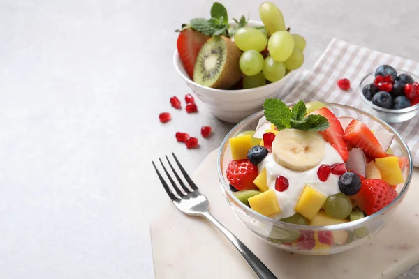 Deliciosa Salada Frutas Mesa Leve Espaço Para Texto — Fotografia de Stock
