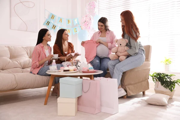 快乐的孕妇在婴儿淋浴派对上花时间和朋友在一起 — 图库照片