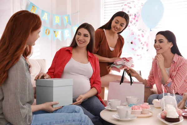 Szczęśliwa Ciężarna Kobieta Spędza Czas Przyjaciółmi Baby Shower Party — Zdjęcie stockowe