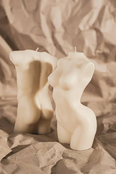 Mooie Mannelijke Vrouwelijke Body Vormige Kaarsen Verfrommeld Papier — Stockfoto