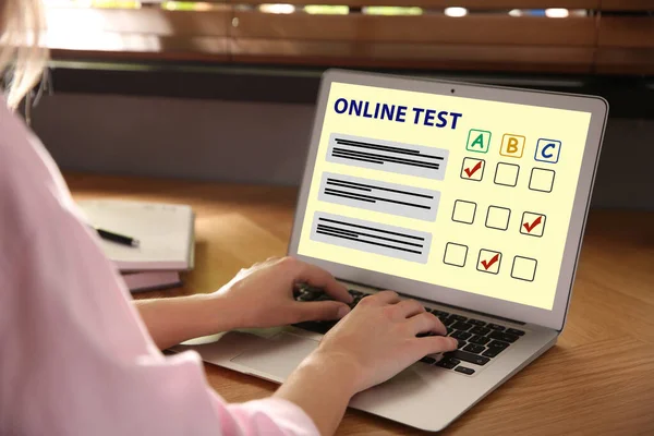 Vrouw Met Laptop Voor Online Test Aan Tafel Close — Stockfoto