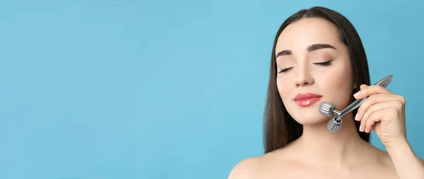 Mujer Que Usa Rodillo Facial Metal Sobre Fondo Gris Claro —  Fotos de Stock