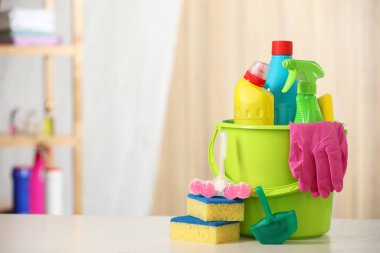 Farklı tuvalet temizleme malzemeleri ve açık masa üzerinde aletler, metin için yer