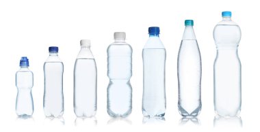 Beyaz arka planda farklı saf su şişeleriyle ayarlanmış. Pankart tasarımı