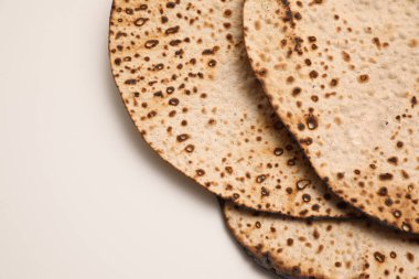 Beyaz arka planda leziz matzolar, üst manzara. Hamursuz Bayramı (Pesach) kutlaması