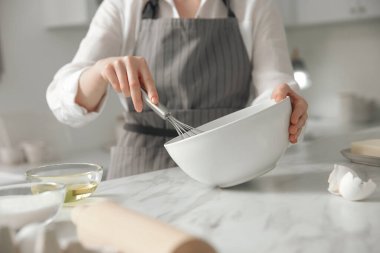 Mutfakta para kazanan bir kadın, yakın plan.