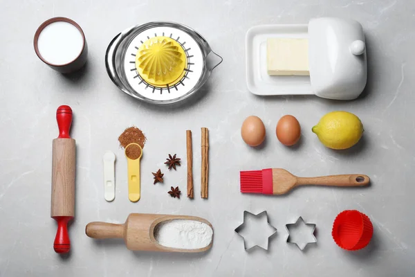 Кухонне Начиння Інгредієнти Легкому Мармуровому Столі Плоский Посуд — стокове фото