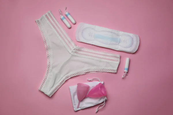 Komposisi Rata Dengan Celana Dalam Wanita Dan Produk Kebersihan Menstruasi — Stok Foto