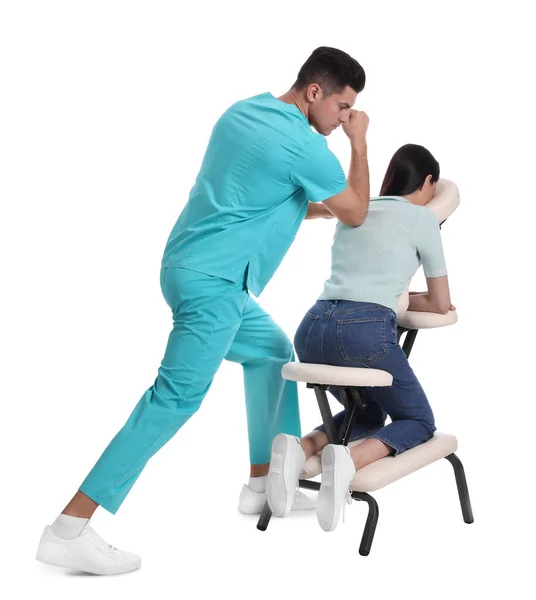 Frau Erhält Massage Modernen Stuhl Auf Weißem Hintergrund — Stockfoto