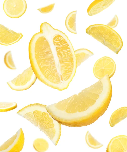 Летающие Белом Фоне Свежевырезанные Лимоны — стоковое фото