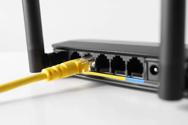 Kabel Tersambung Router Atas Meja Putih Closeup Komunikasi Internet Nirkabel — Stok Foto