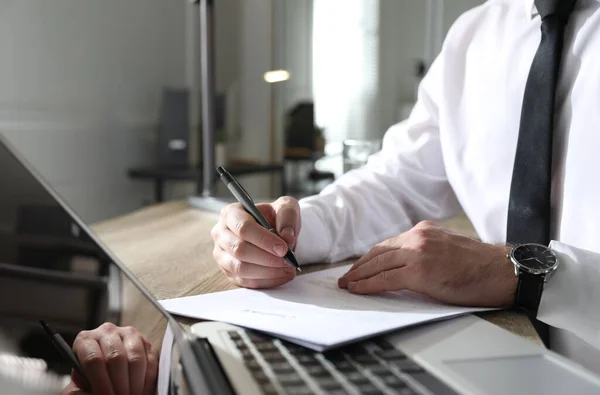 Affärsman Som Arbetar Med Dokument Vid Träskrivbord Kontoret Närbild — Stockfoto