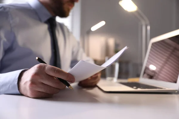 Affärsman Som Arbetar Med Dokument Vid Vitt Skrivbord Kontoret Närbild — Stockfoto