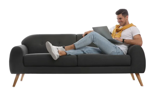 Hombre Con Portátil Cómodo Sofá Gris Sobre Fondo Blanco —  Fotos de Stock