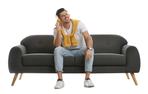 Hombre Escuchando Música Cómodo Sofá Gris Sobre Fondo Blanco —  Fotos de Stock