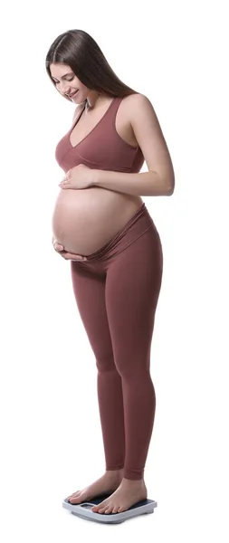 白い背景を背景にした鱗に立つ妊婦 — ストック写真