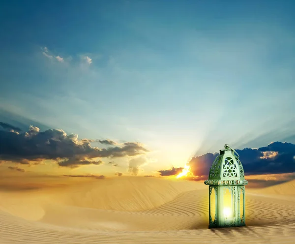 Schöne Arabische Laterne Auf Sand Bei Sonnenaufgang Platz Für Text — Stockfoto