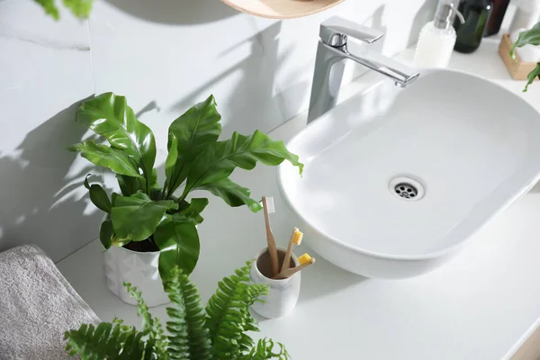Schöne Grüne Farne Handtücher Und Zahnbürsten Auf Arbeitsplatte Badezimmer — Stockfoto