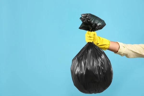 Mulher Segurando Saco Lixo Completo Fundo Azul Claro Close Espaço — Fotografia de Stock