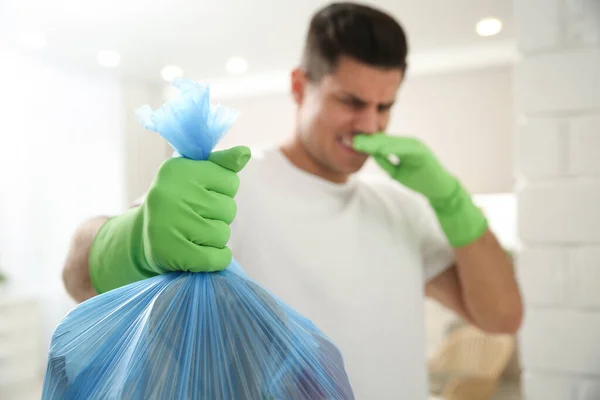 Hombre Sosteniendo Bolsa Basura Llena Casa Concéntrate Mano — Foto de Stock