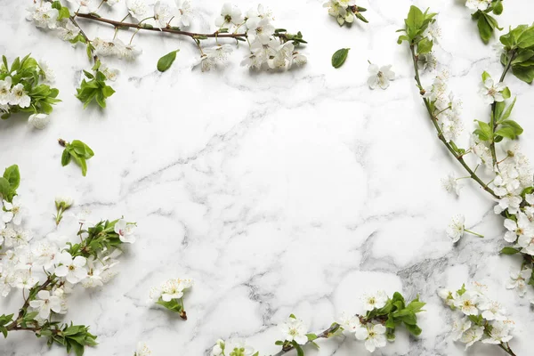 Frame Van Kersenboom Takken Met Mooie Bloesems Witte Marmeren Tafel — Stockfoto