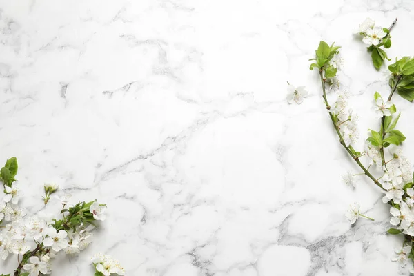 Kersenboom Takken Met Mooie Bloesems Witte Marmeren Tafel Plat Gelegd — Stockfoto