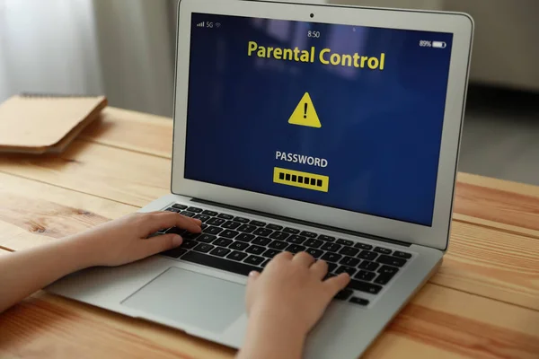 Niño Usando Ordenador Portátil Con Aplicación Control Parental Instalado Casa —  Fotos de Stock