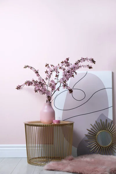Blühende Baumzweige Vase Auf Tisch Neben Rosa Wand Drinnen — Stockfoto