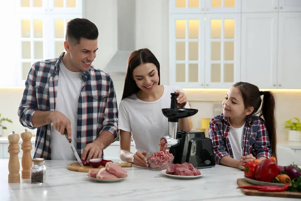 Famille Heureuse Faisant Dîner Ensemble Dans Cuisine Femme Utilisant Broyeur — Photo