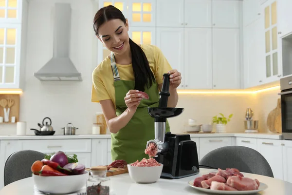 Giovane Donna Con Tritacarne Moderno Cucina — Foto Stock