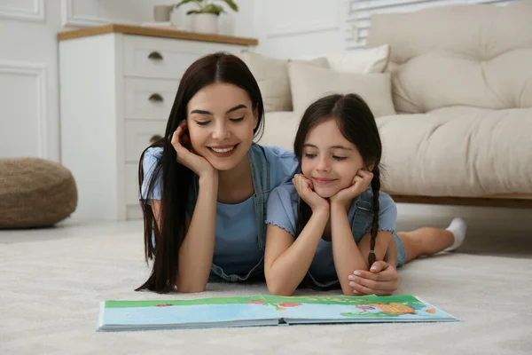 Joven Madre Hija Leyendo Libro Casa — Foto de Stock