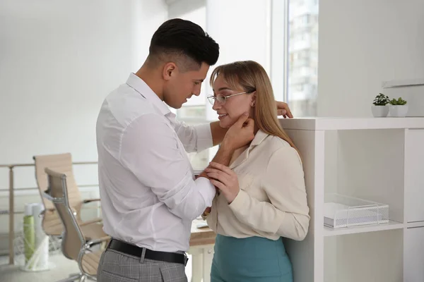 Collega Flirten Met Elkaar Het Kantoor — Stockfoto