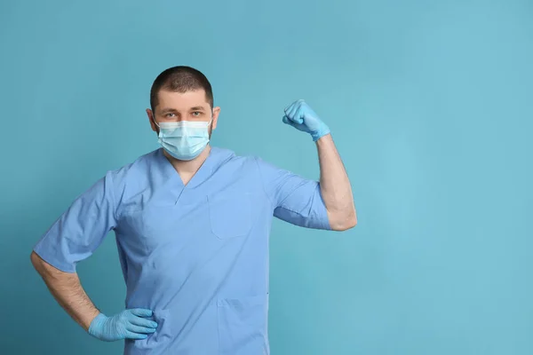 Médico Con Máscara Protectora Mostrando Músculos Sobre Fondo Azul Claro — Foto de Stock