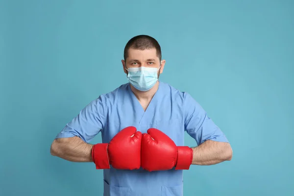 Dottore Con Maschera Protettiva Guanti Boxe Sfondo Azzurro Forte Concetto — Foto Stock