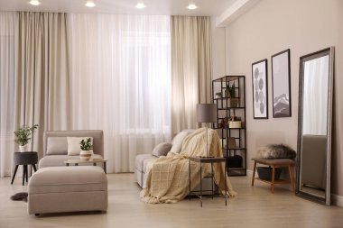 Rahat kanepesi ve büyük aynası olan şık bir oturma odası.