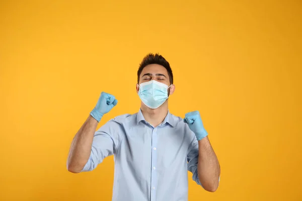 Hombre Emocional Con Máscara Protectora Guantes Sobre Fondo Amarillo Fuerte — Foto de Stock