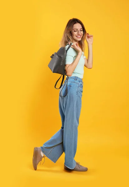 Femme Heureuse Avec Sac Dos Sur Fond Jaune — Photo