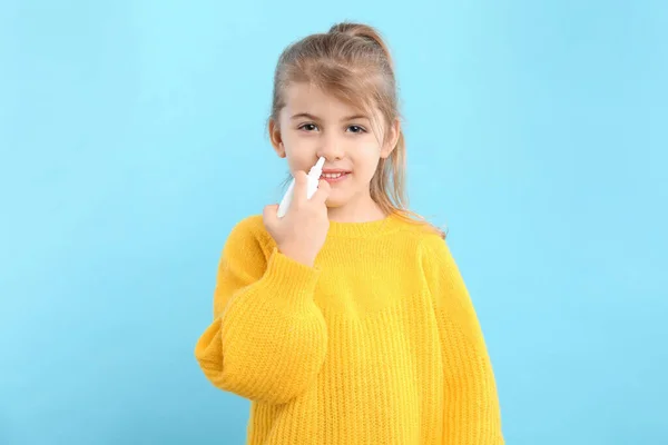 Menina Doente Usando Spray Nasal Fundo Azul Claro — Fotografia de Stock