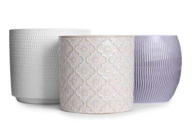 Beyaz renkte izole edilmiş farklı seramik saksılar.