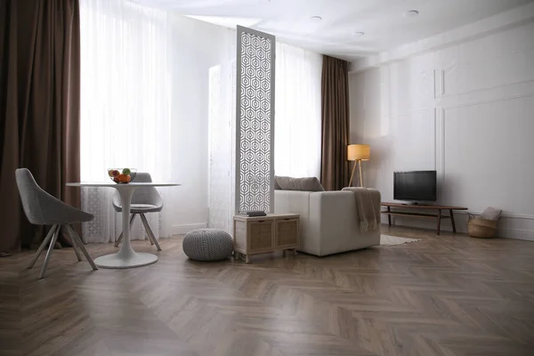 Sala Estar Moderna Com Piso Parquet Mobiliário Elegante — Fotografia de Stock