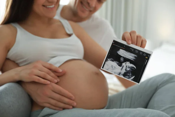 Молодая Беременная Женщина Муж Ультразвуковым Снимком Ребенка Помещении Крупным Планом — стоковое фото